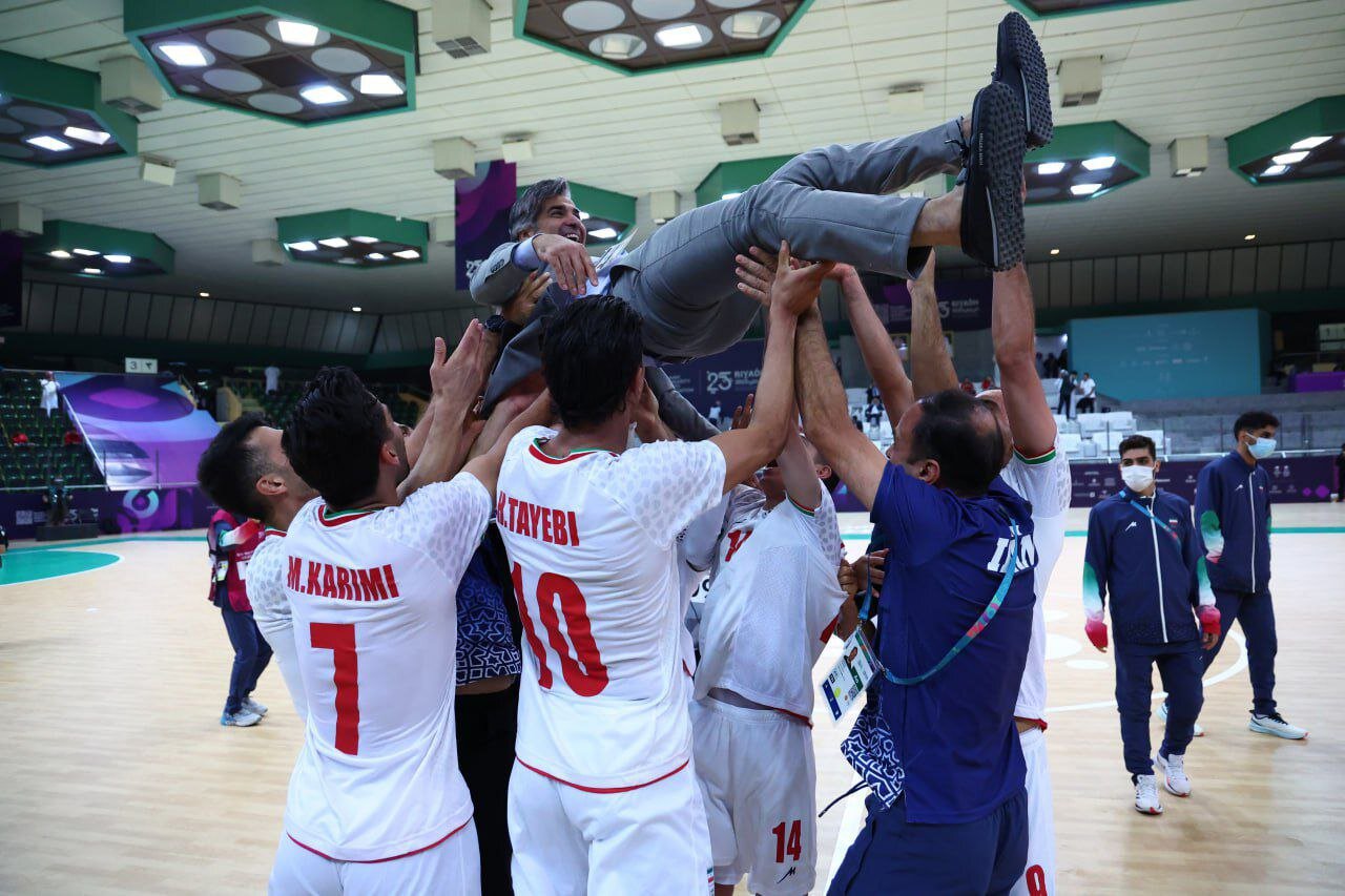 خوشحالی عجیب و سینه‌خیز شاگردان شمسایی | سرمربی تیم ملی روی هوا بعد از قهرمانی |  تصاویر