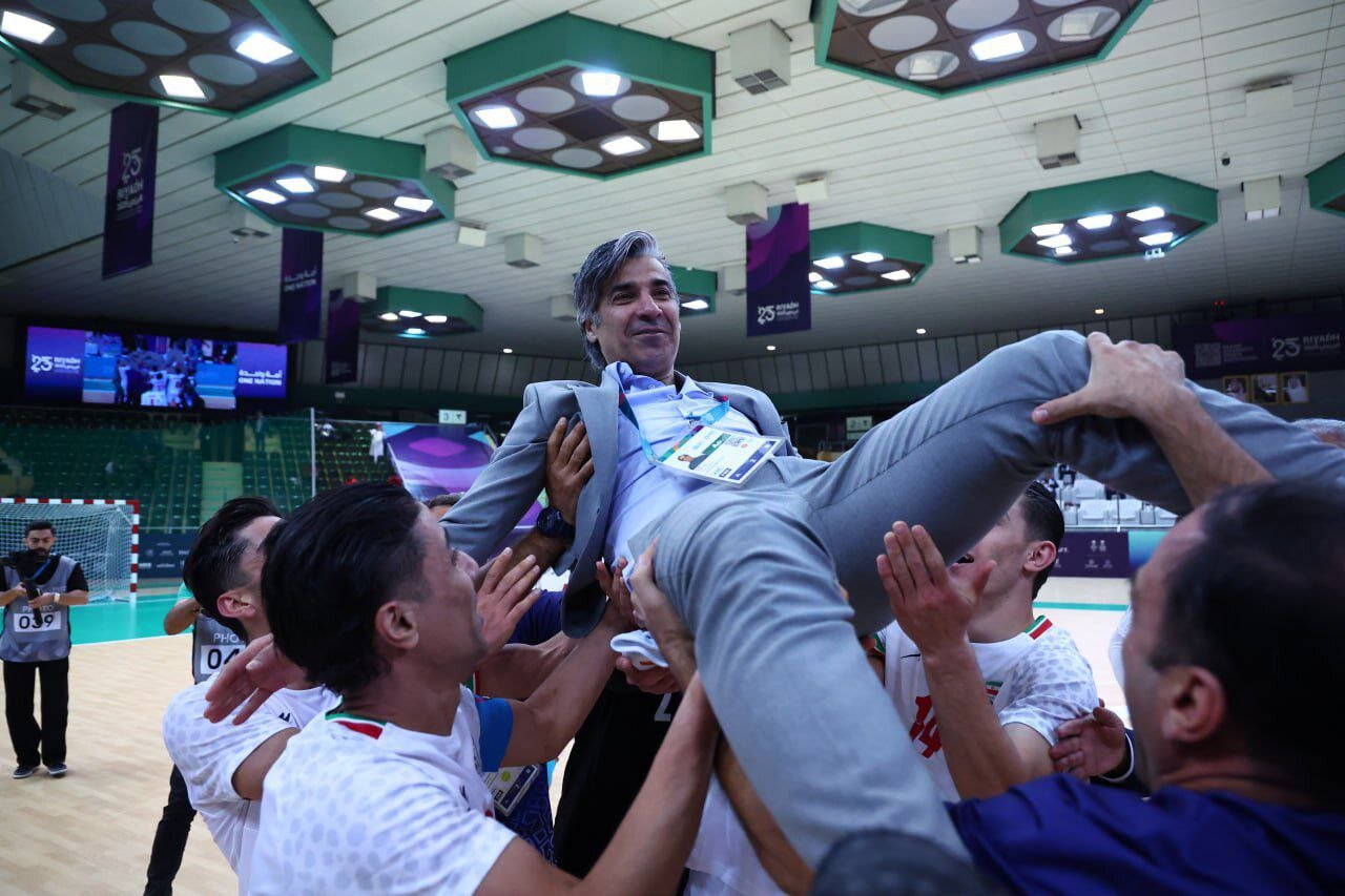 خوشحالی عجیب و سینه‌خیز شاگردان شمسایی | سرمربی تیم ملی روی هوا بعد از قهرمانی |  تصاویر