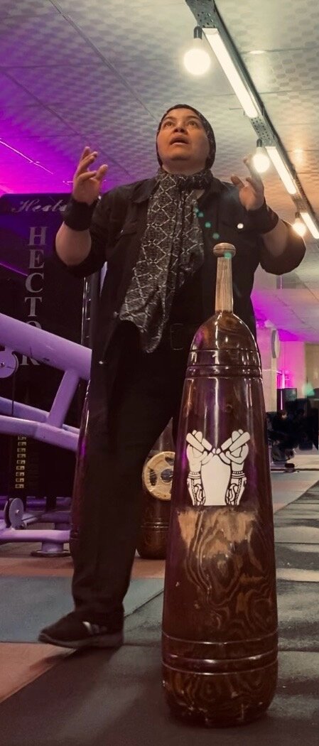 زن پهلوان دستفروش