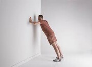 چطور شانه‌ها را در خانه ورزش دهیم؟