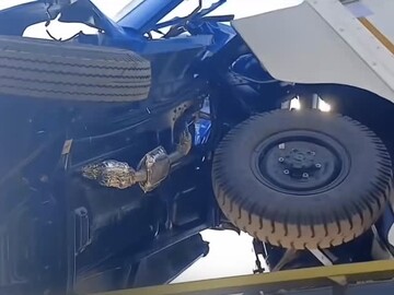 نیسان آبی صفر کیلومتر، شاسی تریلی را خرد کرد؛ سانحه عجیب در پل فردیس + فیلم