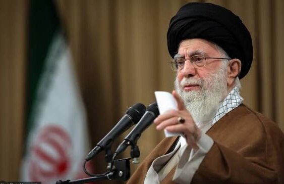 Ajatola Homeini pohvalil knjigo »Nedokončana vročica«