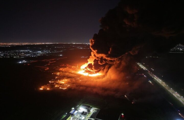 صدای انفجار در کارخانه مواد شیمیایی + ویدئو | تصاویری از محل حادثه و آتش سوزی عظیم در آرژانتین