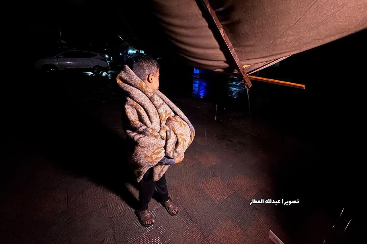 همشهری آنلاین – سیل چادرهای آوارگان فلسطینی را غرق آب کرد