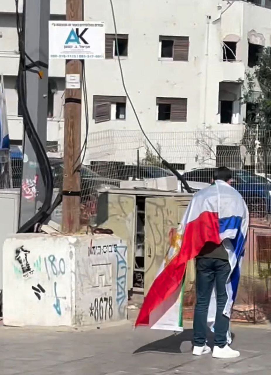 بازدید پهلویست‌ها از مناطق جنگ‌زده اسرائیل و اعلام همبستگی با این رژیم! | تصاویر