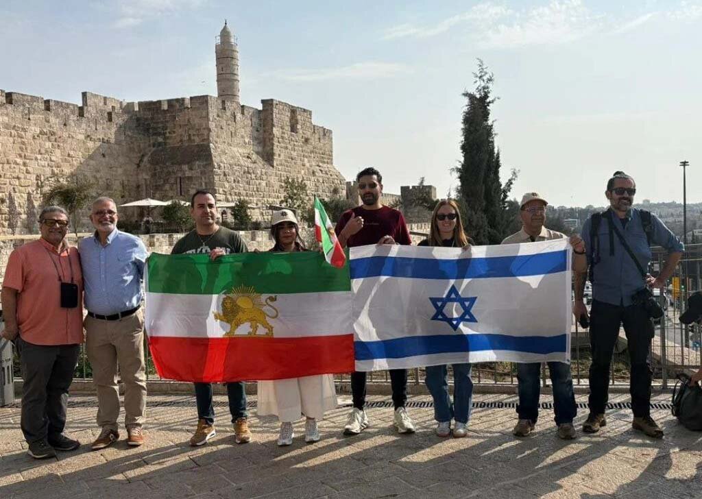 بازدید پهلویست‌ها از مناطق جنگ‌زده اسرائیل و اعلام همبستگی با این رژیم! | تصاویر