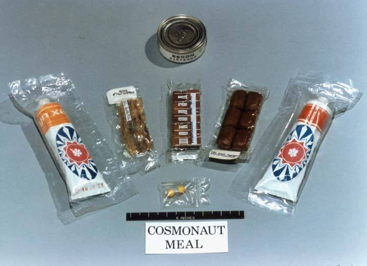 غذای فضانوردان چیست؟ | منوهای شگفت انگیز : بستنی که یخ ندارد و غذایی که از لوله بیرون می آید