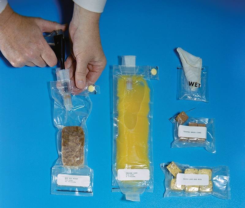 غذای فضانوردان چیست؟ | منوهای شگفت انگیز : بستنی که یخ ندارد و غذایی که از لوله بیرون می آید