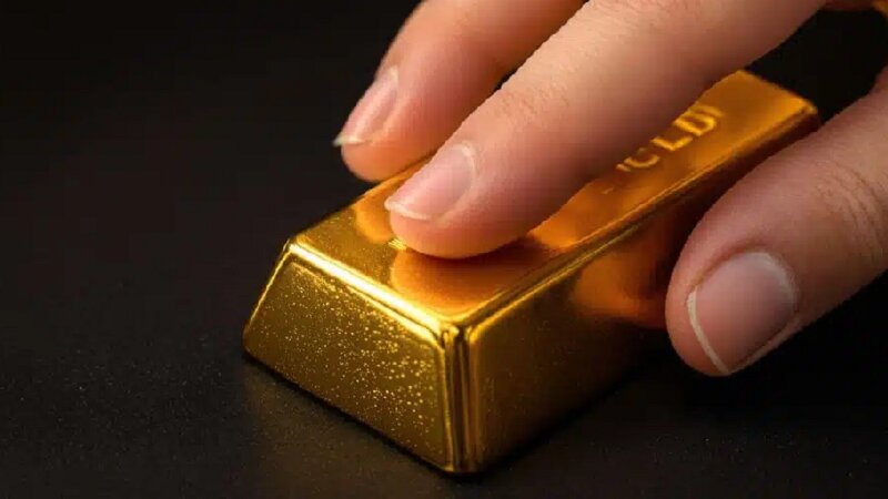 رشد قابل توجه قیمت طلا در دو سال اخیر و اعتماد بالای مردم به این فلز ارزشمند، تعداد زیادی را به این بازار متمایل کرده است. این در حالی است که برخی دیگر معتقدند که طلا رشد خود را کرده و اکنون گزینههای بهتری مانند دلار، سهام و حتی اوراق درآمد ثابت وجود دارد. در ادامه با توجه به شرایط اقتصادی و تحلیل متغیرهای مربوطه بازارهای مالی را بررسی میکنیم و خواهیم دید که آیا صدرنشین امسال طلا و دلار خواهند بود یا گزینه دیگری برای سرمایهگذاری بهتر عمل میکند. وضعیت بازارهای مالی از ابتدای سال اگر بازارهای مالی مختلف را از ابتدای امسال تا 20 آبان ماه بررسی کنیم، صندوق درآمد ثابت حدود 21 درصد، طلای 18 عیار حدود 36 درصد، دلار 10 درصد، شاخص کل بازار سهام 15 درصد و شاخص هموزن 14 درصد رشد داشتهاند. به این ترتیب، بهترین بازار از ابتدای سال 1404 تا هفته آخر آبان ماه برای سرمایه گذاری ، طلا بوده است. پس از آن سرمایه گذاری در صندوق درآمد ثابت، سهام و در نهایت دلار در رتبه های پایین تر قرار داشتهاند. با توجه به این که میزان افزایش قیمت کالاها و خدمات در 7 ماه اول امسال حدود 28 درصد بوده است، تنها طلا موفق به شکست دادن تورم شده است. البته ممکن است شرایط بازارها تا پایان سال متفاوت باشد که در ادامه به دلایل آن اشاره میکنیم. چشمانداز بازارهای مالی تا پایان سال 1404 در حدود 4 ماه باقیمانده از سال 1404 بازارهای مالی میتوانند تلاطم زیادی داشته باشند. این نوسانات دلایل زیادی دارد. در ادامه هر بازار را به طور جداگانه بررسی میکنیم تا بازدهی احتمالی آن را بهتر تشخیص دهیم. دلار در جدال بین تثبیت و رشد دلار در نیمه اول سال رشد زیادی نسبت به پایان سال نداشت و در مهر ماه نیز تقریبا ثابت بود. با این حال، در روزهای اخیر بازار ارز شاهد تحرکاتی بوده است. رشد دلار به مواردی مانند فروش نفت، آینده مذاکرات و تحریمها بستگی دارد. با بالا ماندن فروش نفت ممکن است نرخ ارز نسبتا کنترل شود هرچند انتظارات تورمی میتواند موجب افزایش آن شود. با این حال و با وجود رشد احتمالی دلار در 4 ماه آینده، به نظر نمیرسد این بازار با کنترلهای بانک مرکزی نیز روبرو باشد و نتواند بالاترین بازدهی سال جاری را کسب کند. طلا گزینهای درخشان برای سرمایهگذاری طلا دو سال است که بازدهی درخشانی کسب میکند اما این بازدهی تنها ناشی از انتظارات تورمی یا بالا رفتن نرخ ارز نیست. تنها در یک سال گذشته طلا بازدهی دلاری 59 درصدی داشته است. این بازدهی دلاری در کنار بالا رفتن تورم در داخل موجب صعود چشمگیر طلا شدهاند. تحلیلگران شرکتهای معتبر سرمایهگذاری در دنیا مانند جیپی مورگان و گلدمن ساکس نیز انتظار دارند در ادامه سال و سال 2026 میلادی قیمت جهانی طلا افزایش یابد. این مساله در کنار رشد احتمالی نرخ ارز باعث میشود تا طلا در سال 1404 جایگاه خوبی بین بازارهای مالی داشته باشد. برای کسانی که نسبت به خرید طلای فیزیکی و ریسک نگهداری آن حساس هستند، خرید یک صندوق طلا معتبر گزینه مناسب تری برای سرمایه گذاری است. این صندوقها بازدهی مشابه طلای فیزیکی دارند. به علاوه اجرت ساخت و مالیات هم ندارند و امکان سرمایه گذاری با پول کم در آن ها وجود دارد. بررسی روند قیمت طلا تا پایان سال صندوقهای درآمد ثابت و جذابیت ریسک کم در میان گزینههای مختلف سرمایهگذاری، صندوقهای درآمد ثابت کمترین نوسان را دارند و بازدهی مناسبی عاید سرمایهگذاران میکنند. سود یک ساله این صندوقها به بیش از 36 درصد میرسد. این نرخ برای یک گزینه سرمایهگذاری کم ریسک بسیار مناسب و از جایگزینهای آن مانند بانک بسیار بهتر است. با این حال، صندوقهای درآمد ثابت تورم فعلی را پوشش نمیدهند و بهتر است صرفا بخشی از دارایی را در آنها سرمایهگذاری کرد. در نمودار زیر نرخ تورم ماهانه سال 1404 نشان داده شده و با سود ماهانه صندوق درآمد ثابت مقایسه شده است. همان طور که مشخص است این نرخ بالاتر از سود درآمد ثابتها بوده است. با توجه به شرایط فعلی به نظر میرسد حتی با بالا رفتن نرخ بهره و افزایش نسبی سود صندوقهای درآمد ثابت، داراییهای کم ریسک نتوانند بازدهی چشمگیری داشته باشند و پرسودترین بازار مالی شوند. بررسی تورم ماهانه سال ۱۴۰۴ بازار سهام، نااطمینانیها و فرصتها بازار سهام در یک سال اخیر افت و خیز قابل ملاحظهای داشته است. از میانه پاییز سال قبل تا ابتدای زمستان بازار سهام با رشد خوبی همراه بود و پس از نوساناتی در ماههای پایانی سال، 1404 را خوب شروع کرد. در اردیبهشت ماه شاخص کل بازار به 3 میلیون و 250 هزار واحد رسید و سقف تاریخی خود را شکست اما با بروز جنگ شاهد افت زیادی بود. پس از فروکش کردن نا اطمینانیهای جنگ، بازار از شهریور ماه رشد خوبی را تجربه کرد و در دهه اول آبان ماه دوباره سقف تاریخی قبلی را ثبت کرد و کمی بالاتر از آن ایستاد. آینده بازار سهام در حال حاضر به چند موضوع گره خورده است. مورد اول افزایش نرخ ارز در بازار نیما یا انتقال ارز برخی از صنایع به تالاری با نرخ بالاتر و به طور کلی حذف یا ابقای نرخ ارز ترجیحی است. در صورتی که نرخ ارز فوق بالاتر باشد، پتانسیل رشد بازار سهام نیز بیشتر میشود. موضوعی که برخی معتقدند شاید امسال اجرایی شود. با این حال، سه مانع برای این رشد وجود دارد: ناترازیهای انرژی، نااطمینانیهای مربوط به ادامه مذاکرات و افزایش نرخ بهره یا سود اوراق درآمد ثابت. با توجه به این موارد، به نظر نمیرسد که بازار سهام بتواند صدرنشین بازارهای مالی تا پایان سال باشد. طلا صدرنشین احتمالی بازارهای مالی 1404 بررسی بازارهای مختلف در این مطلب نشان میدهد که آینده کدام بازارها امسال بهتر از بقیه است. به نظر میرسد نیمه دوم سال نرخ ارز بالا برود و طلا صدرنشین بازارهای مالی سال باشد. جایگزین مناسب خرید طلای فیزیکی، صندوق طلا است. این صندوقها بدون داشتن اجرت طلا و مالیات و همچنین نداشتن ریسک سرقت و جعل، برای سرمایهگذاری مناسب تر هستند.