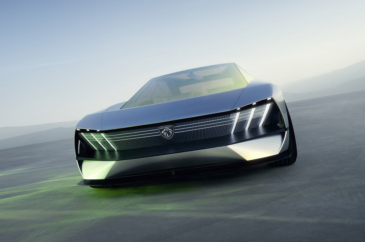 مفهومی پژو با طراحی مدرن، فرمان مستطیلی، درهای بالمانند و کابینی با نمایشگر تمامنما