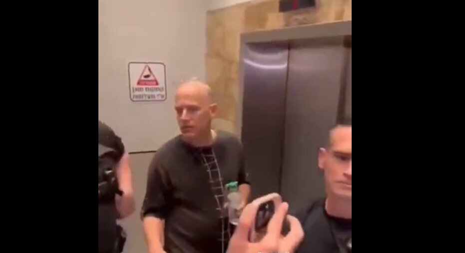 آزار یک خبرنگار پس از انتشار ویدئوی جنجالی از دست درازی | ویدئو