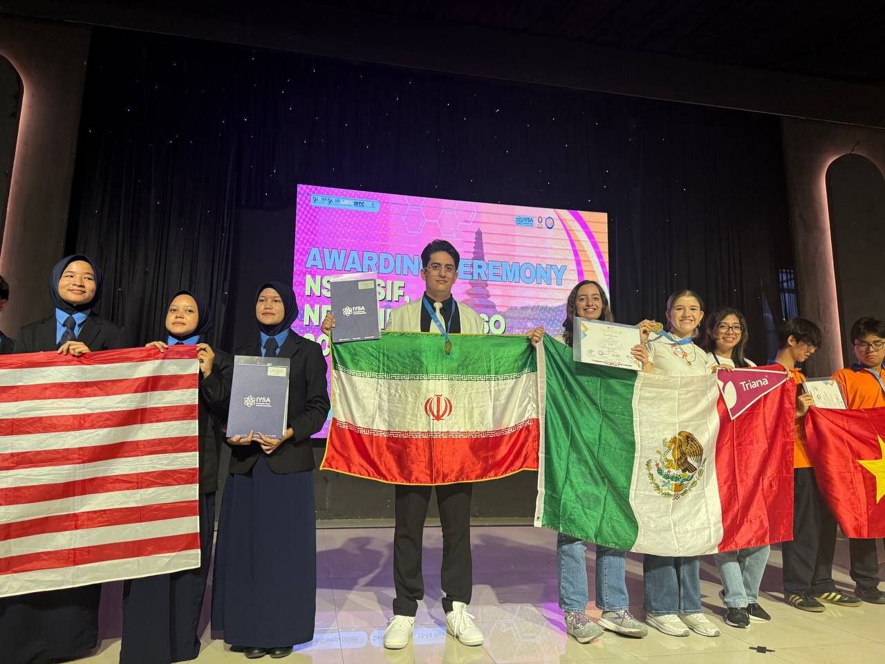 درخشش دانش‌آموزان مخترع ایرانی در مسابقات جهانی علوم و اختراعات اندونزی | ۳ مدال طلا و یک جایزه ویژه برای تیم ایران