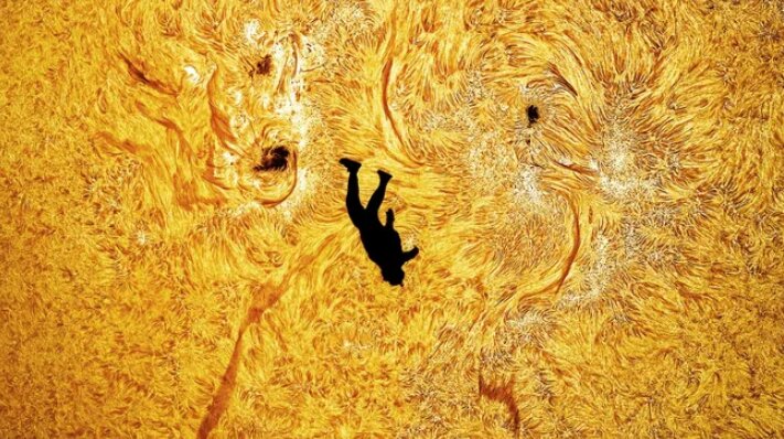 ثبت یک تصویر خارق‌العاده از لحظه‌ای نادر | این چترباز از کنار خورشید سقوط کرد