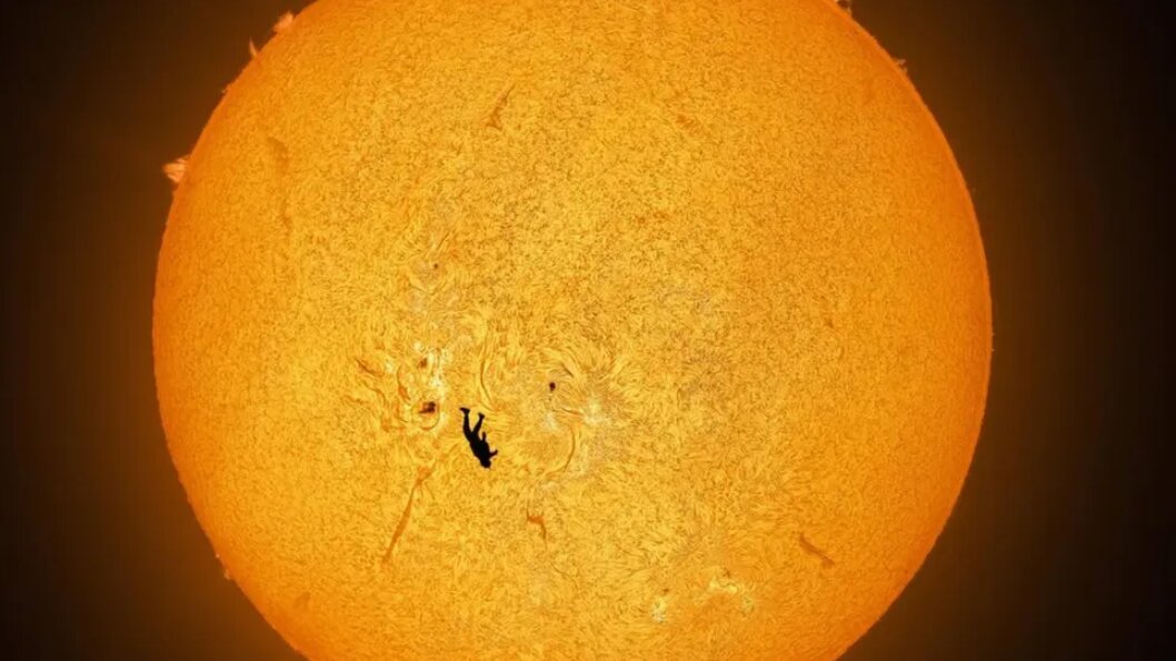 ثبت یک تصویر خارقالعاده از لحظهای نادر | این چترباز از کنار خورشید سقوط کرد