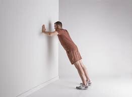 چطور شانه‌ها را در خانه ورزش دهیم؟