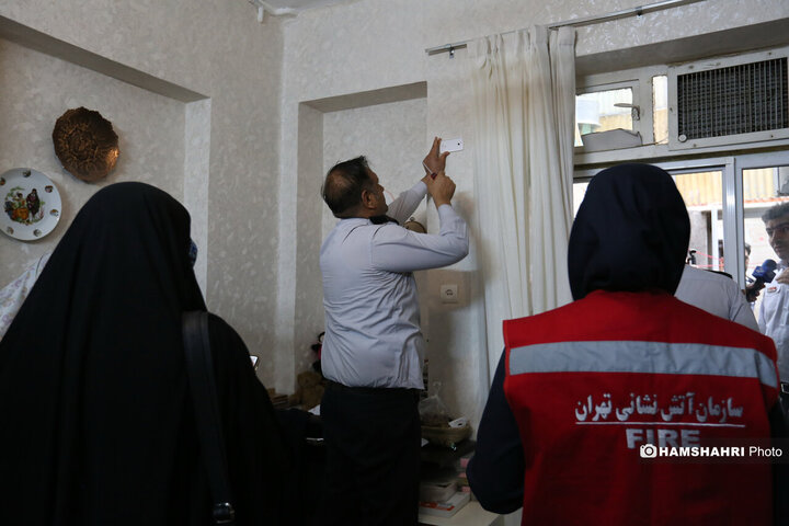 مانور سراسری مونواکسیدکربن و بازدید از منازل و اهدا و نصب دتکتور از سوی کارشناسان سازمان آتش نشانی