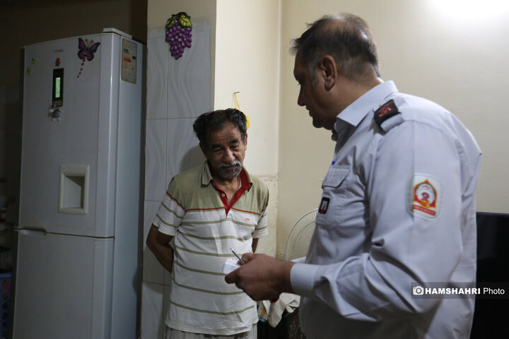 مانور سراسری مونواکسیدکربن و بازدید از منازل و اهدا و نصب دتکتور از سوی کارشناسان سازمان آتش نشانی