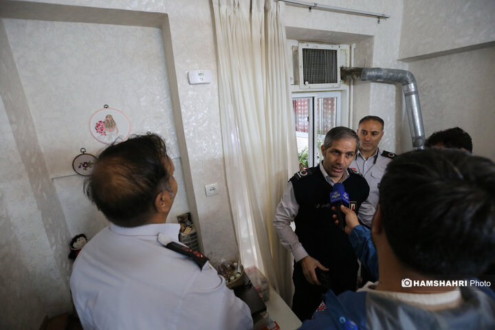مانور سراسری مونواکسیدکربن و بازدید از منازل و اهدا و نصب دتکتور از سوی کارشناسان سازمان آتش نشانی