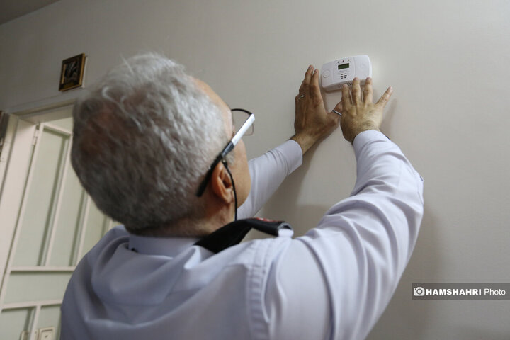 مانور سراسری مونواکسیدکربن و بازدید از منازل و اهدا و نصب دتکتور از سوی کارشناسان سازمان آتش نشانی