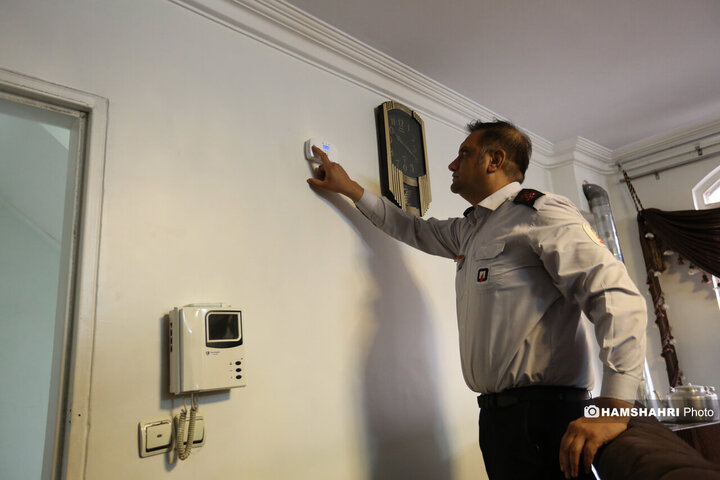 مانور سراسری مونواکسیدکربن و بازدید از منازل و اهدا و نصب دتکتور از سوی کارشناسان سازمان آتش نشانی