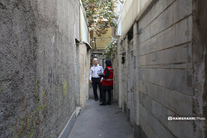 مانور سراسری مونواکسیدکربن و بازدید از منازل و اهدا و نصب دتکتور از سوی کارشناسان سازمان آتش نشانی