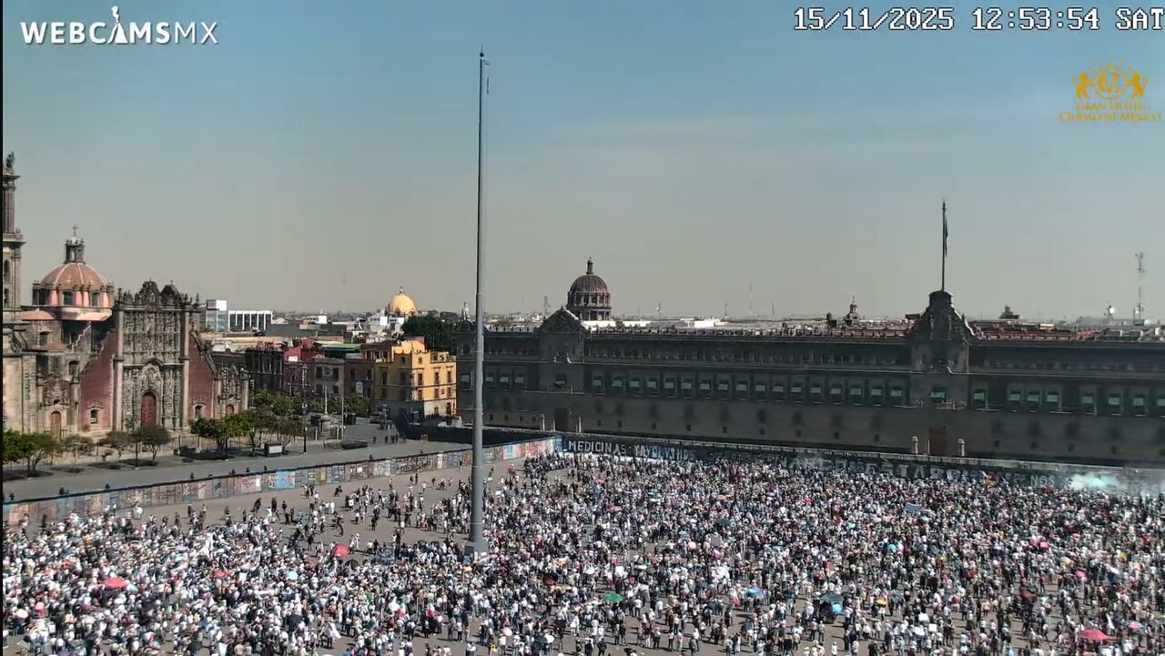 اولین تصاویر از وضعیت اطراف کاخ شینباوم + ویدئو | حضور هزاران مکزیکی خشمگین و تلاش برای ورود به کاخ