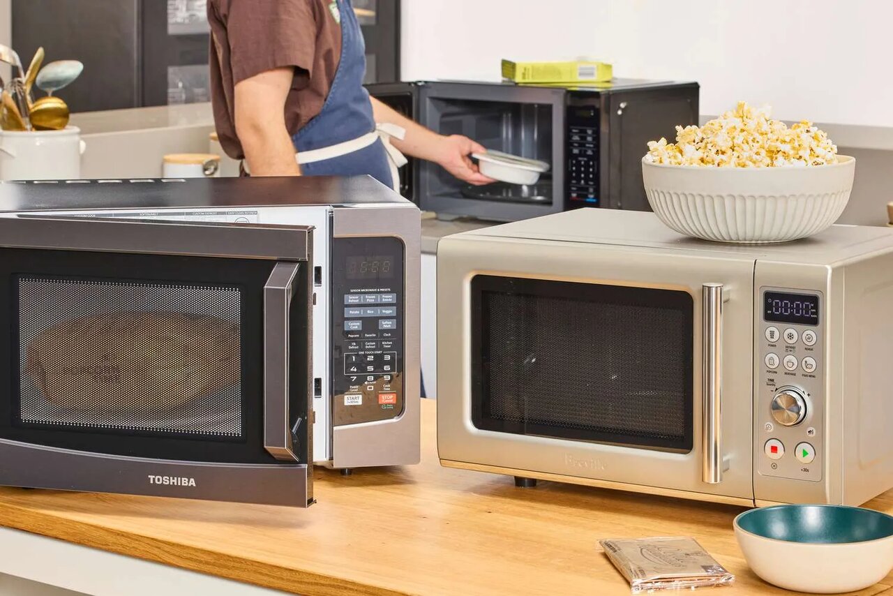 کدام‌یک بهتر است؛ مایکروفر یا مایکروویو؟