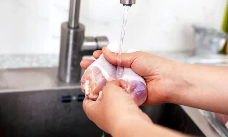 مرغ خام را بشویید؛ مریض می شوید!