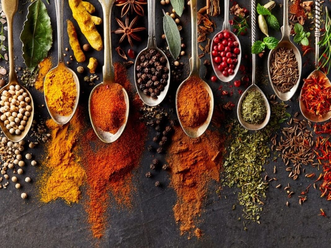 زمان طلایی ادویهها؛ چرا شناخت لحظه درستِ افزودن عطرها طعم غذا را دگرگون میکند؟