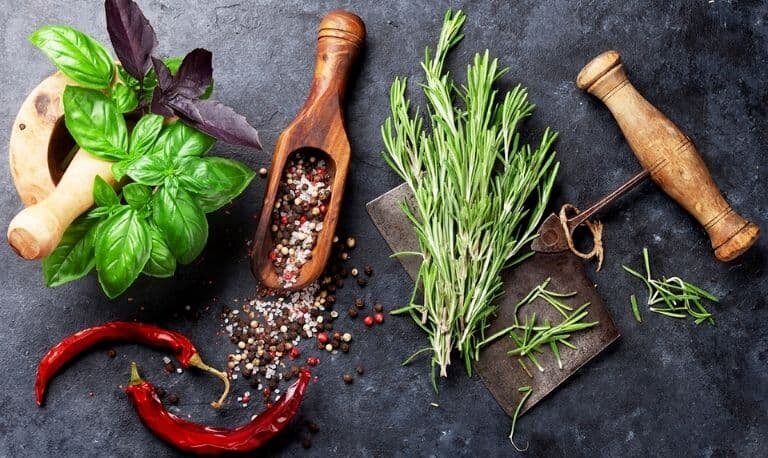 زمان طلایی ادویهها؛ چرا شناخت لحظه درستِ افزودن عطرها طعم غذا را دگرگون میکند؟