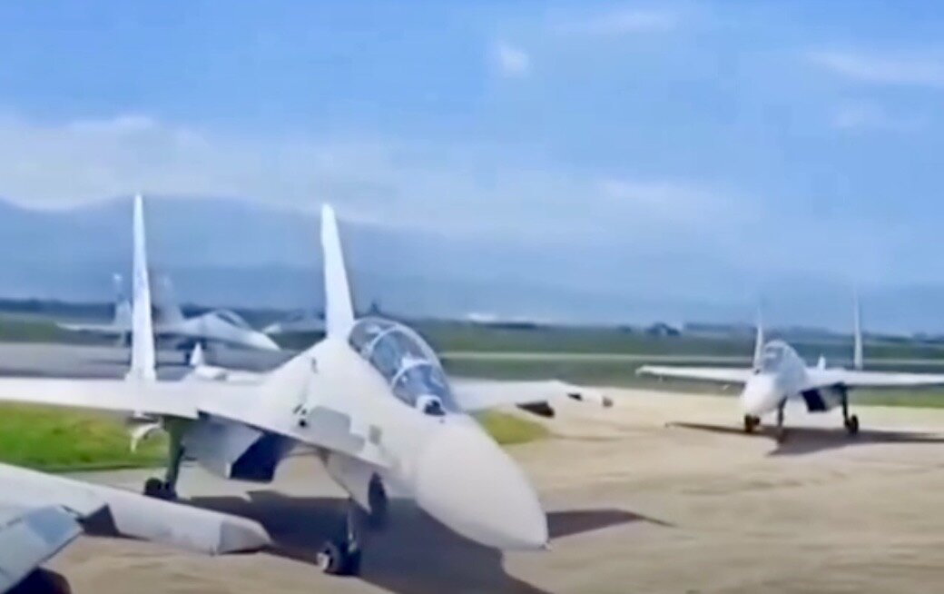 قدرت نمایی سوخو ۳۰ و فالکن جلوی ارتش آمریکا | تاکسی و پرواز این جنگنده‌ها را ببینید 