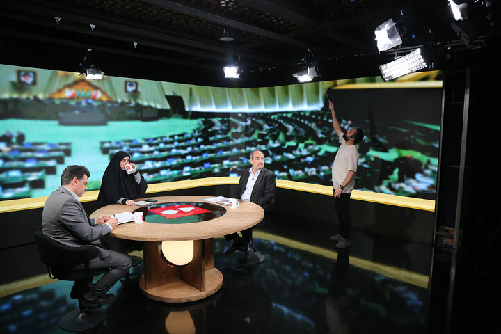 زیر پوست مجلس