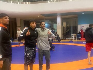 تشکیل صف در عربستان برای گرفتن عکس با دو ستاره کشتی ایران + تصاویر