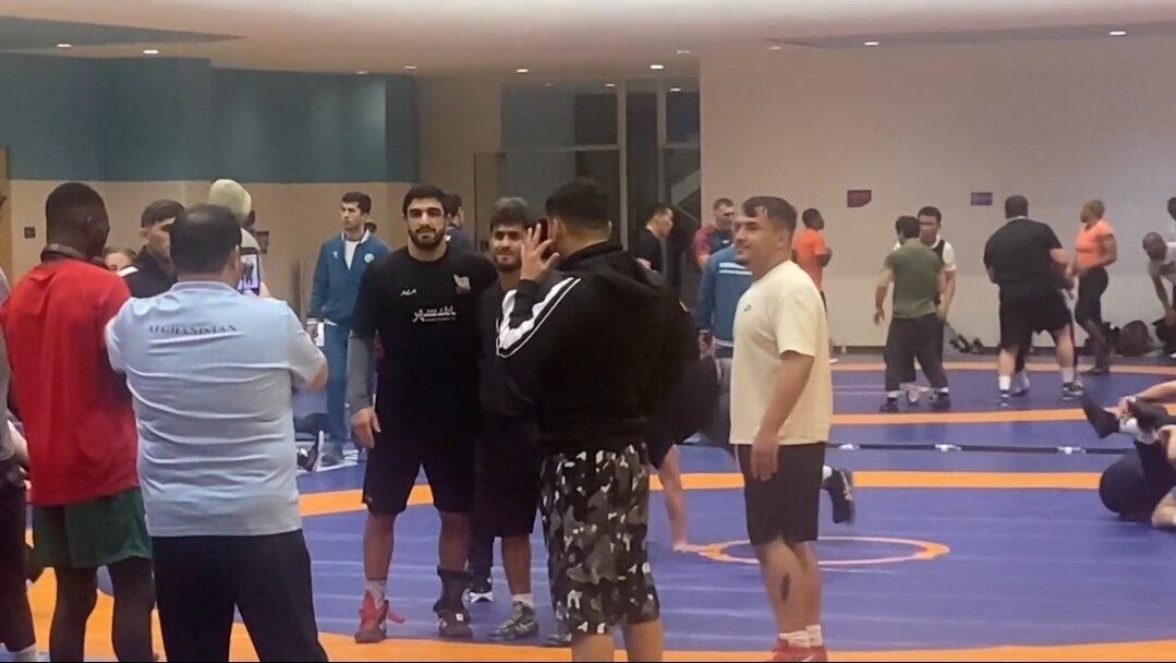 تشکیل صف در عربستان برای گرفتن عکس با دو ستاره کشتی ایران + تصاویر