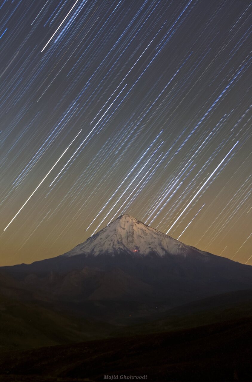رد نور ستاره‌های صورت فلکی شکارچی بر فراز دماوند