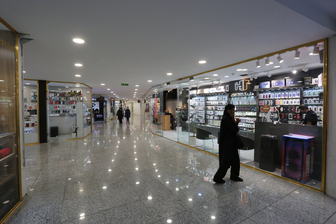 تیغ زنی با لوازم جانبی موبایل | قیمتهای عجیبوغریب لوازم جانبی تلفن همراه که صدای خریداران را در آورده است