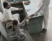 ویدئو پربازدید؛ تعارف آبنبات توسط کودک وجدان دزد را بیدار کرد!