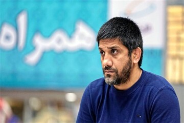 تابلوی عجیب در اتاق علیرضا دبیر؛  لُنگ قرمز و اسطوره در یک قاب + عکس