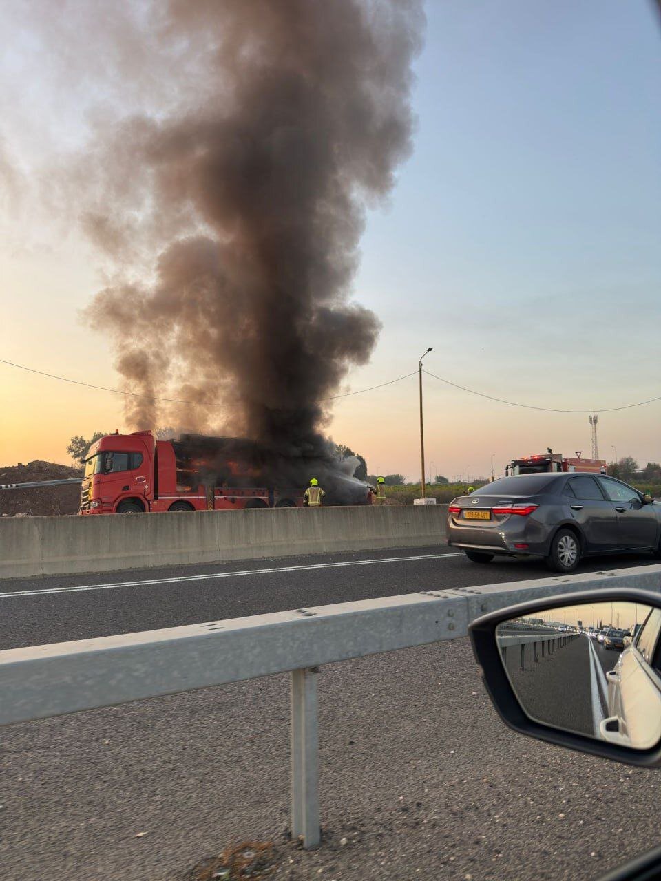 تصاویری از سوختن کامیون در مسیر فرودگاه بن‌ گوریون | ویدئو