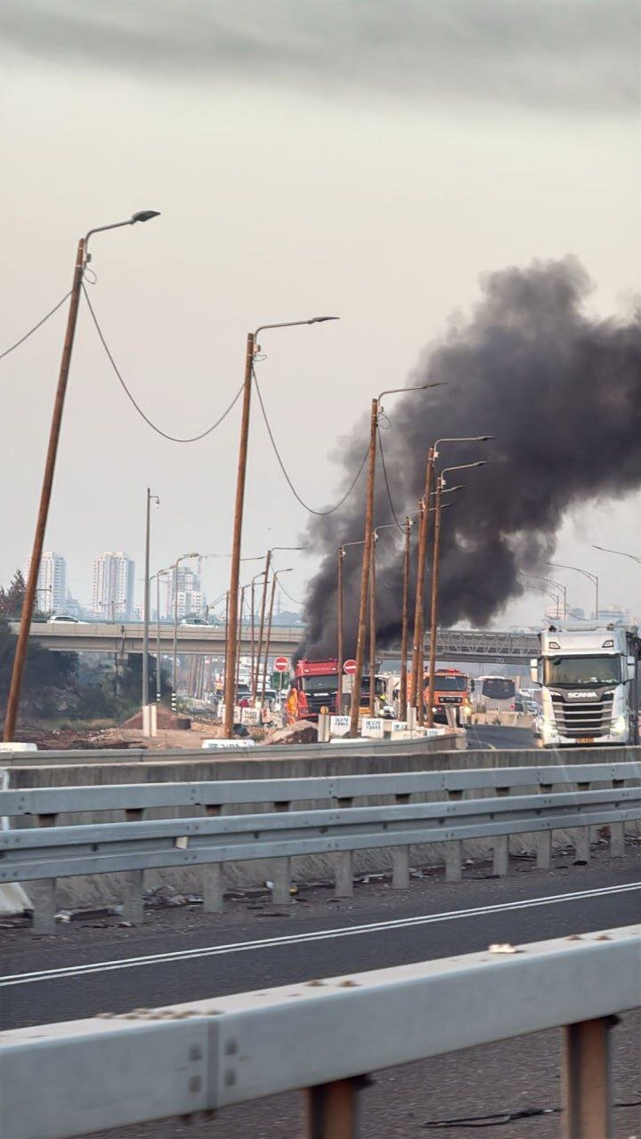 تصاویری از سوختن کامیون در مسیر فرودگاه بن‌ گوریون | ویدئو