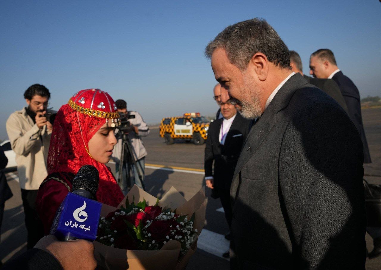 حضور عراقچی در رشت + ویدئو | استقبال از وزیر امور خارجه با لباس محلی