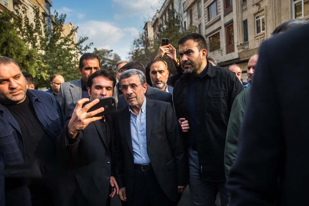 رحیمی و احمدی نژاد و دیگر چهره ها+ تصاویر | احمدی نژاد در محاصره مردم؛ گرفتن عکس یادگاری با رئیس جمهور پیشین