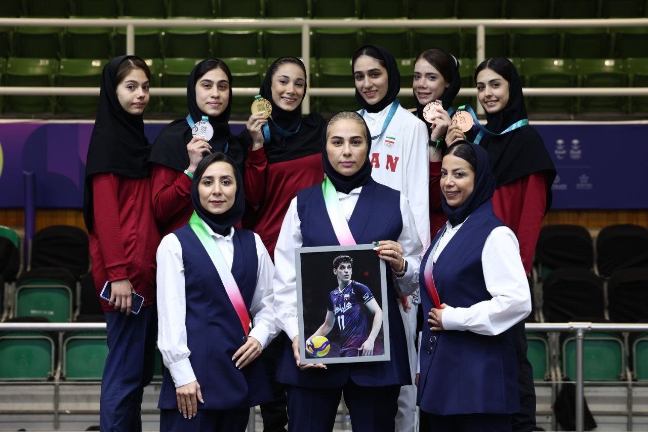 عکس یادگاری خواهر هادی ساعی و ملیپوشان تکواندو با تصویر صابر کاظمی | تصاویر