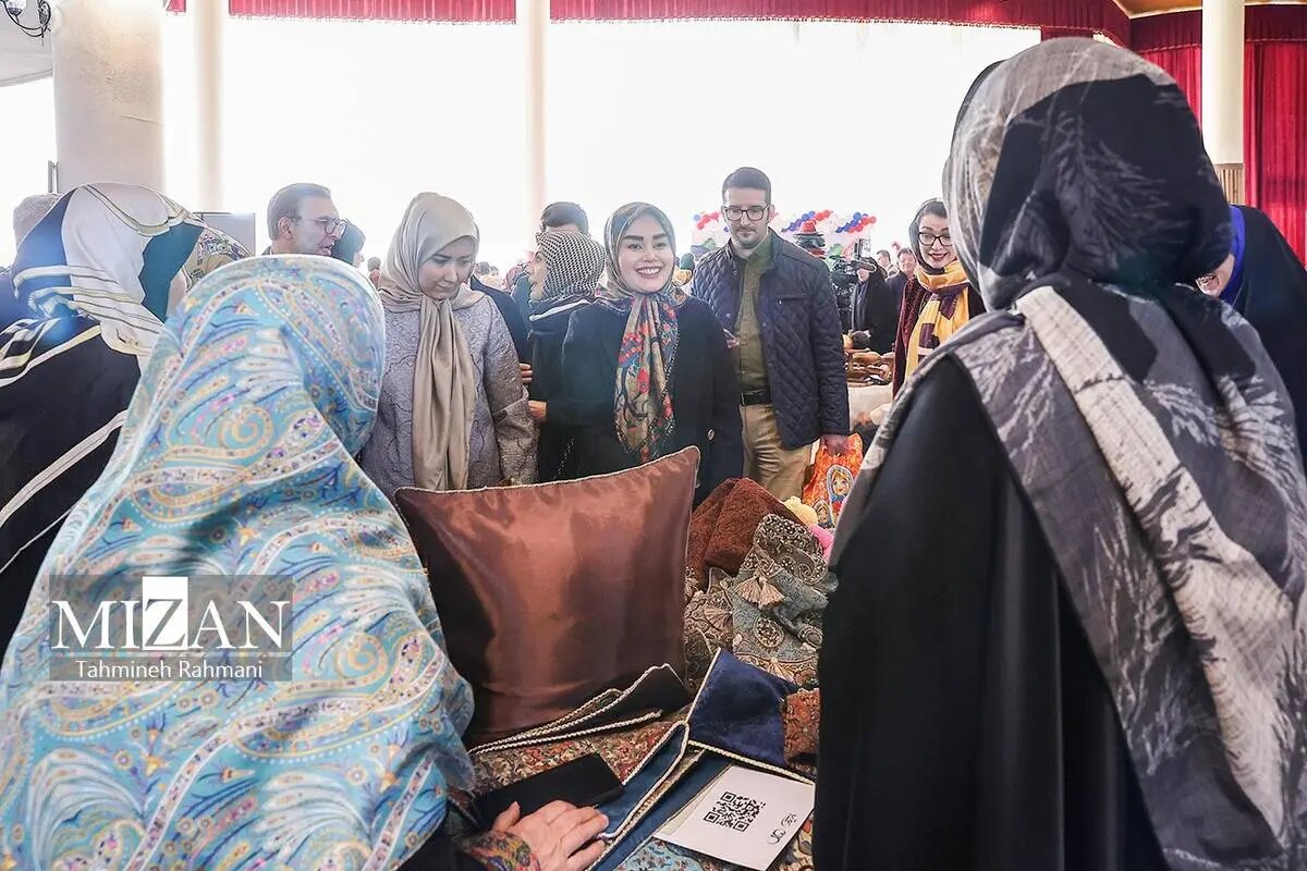 خندههای همسر عباس عراقچی در یک بازارچه؛ ببینید | تصاویر جدید از آرزو احمدوند