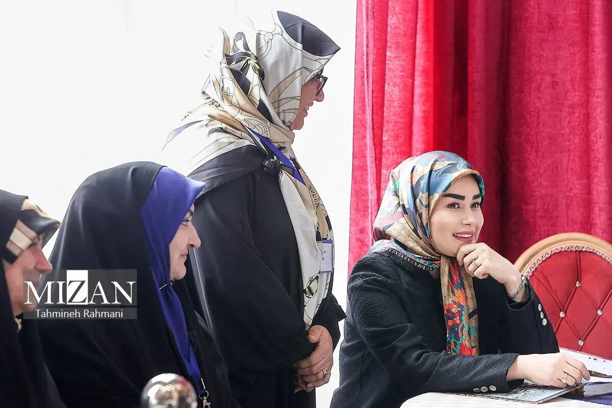 خندههای همسر عباس عراقچی در یک بازارچه؛ ببینید | تصاویر جدید از آرزو احمدوند