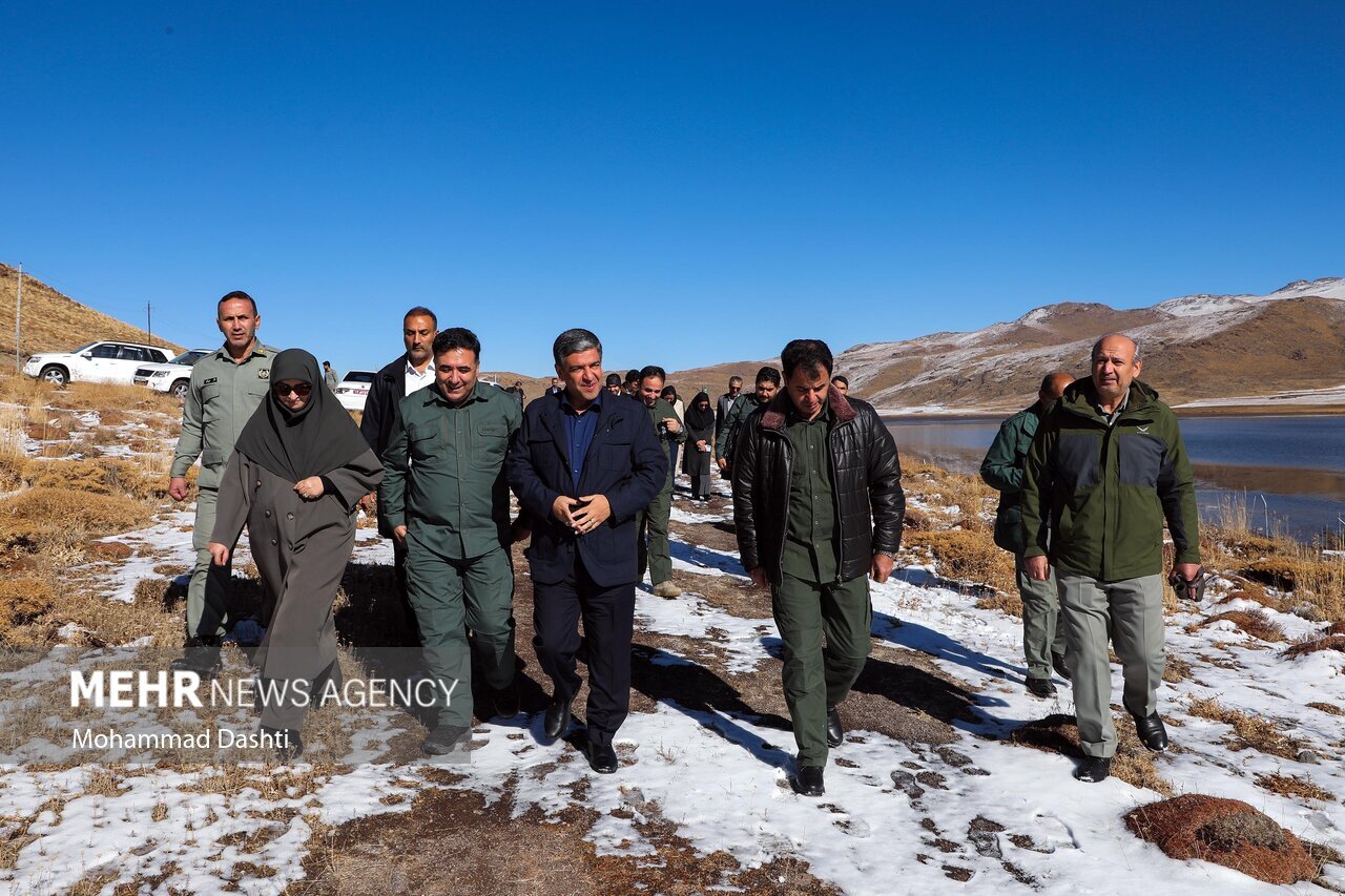 شینا انصاری با کاپشن و عینک دودی روی برف‌های اردبیل | تصاویر