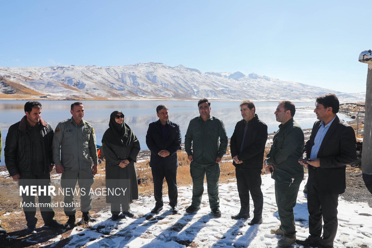 شینا انصاری با کاپشن و عینک دودی روی برف‌های اردبیل | تصاویر