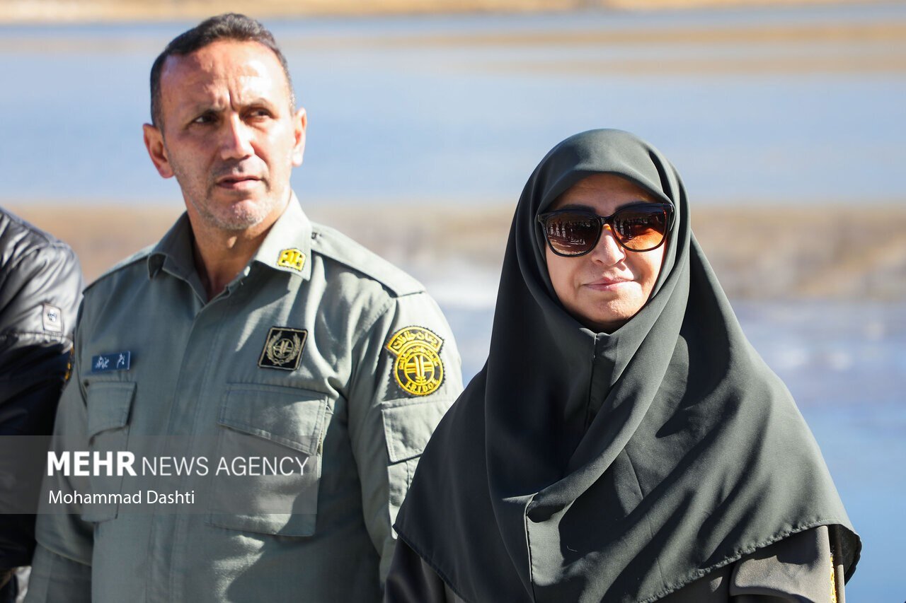 شینا انصاری با کاپشن و عینک دودی روی برفهای اردبیل | تصاویر