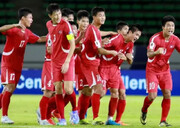 باورنکردنی؛ ضربه‌های مُشت بازیکنان کره شمالی به ژاپنی‌ها در مراسم اول بازی! + تصاویر