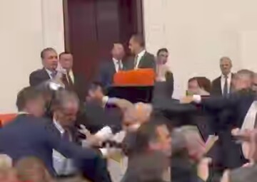 بزن بزن بین اعضای پارلمان ترکیه | پارلمان به رینگ بوکس تبدیل شد